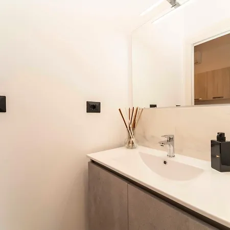 Apartment 2 B&business - 50 Mt Dalle Molinette, 300 Mt Da Metro Spezia, 1k M Da Lingotto Fiere Turin